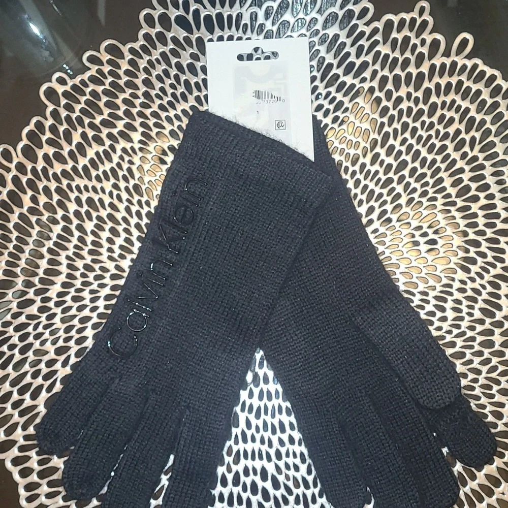 Calvin Klein Elegant Black Knit Gloves